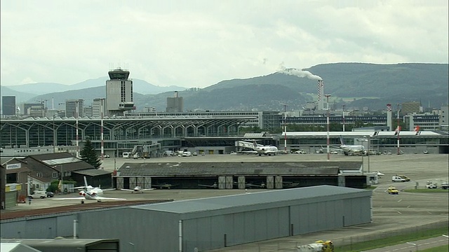 飞机在瑞士巴塞尔机场降落视频素材