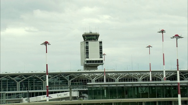 从瑞士巴塞尔机场滑行的飞机上看到的空中交通管制塔视频下载