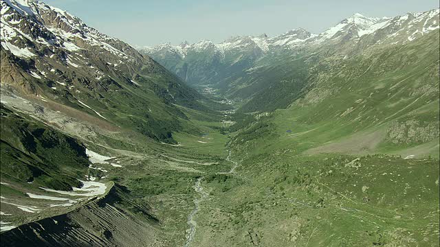 空中河和村庄在阿尔卑斯山谷，从Fafleralp到Goppenstein，瑞士瓦莱视频下载