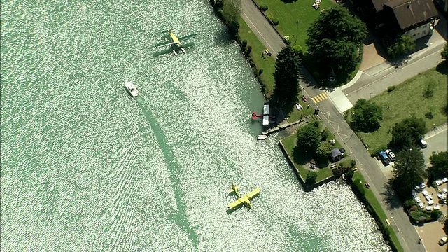 瑞士伯尔尼因特拉肯布里恩茨湖上的小型水上飞机视频下载