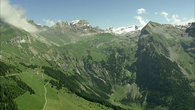 空中TS ZO滑翔伞飞越山脉，恩格尔堡，伯尔尼，瑞士视频下载