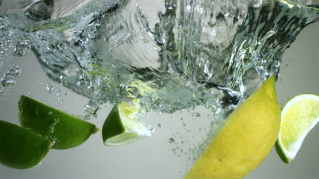 SLO MO CU Studio拍摄了柠檬片落入水中的画面视频下载
