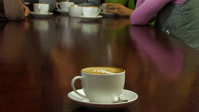 南非西开普省开普敦，服务生为女士端咖啡视频素材