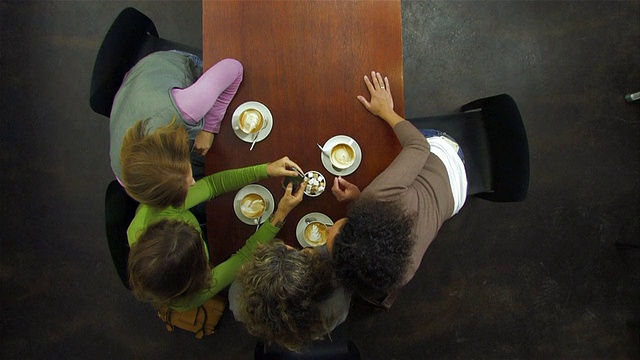四个女人一边看手机一边喝咖啡/南非西开普敦视频素材
