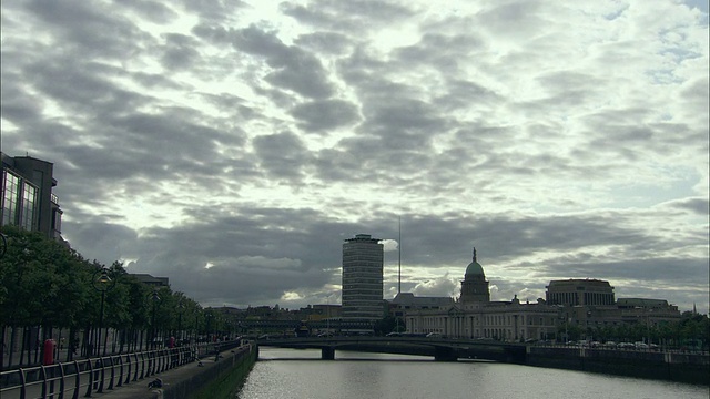 T/L利菲河和海关大楼，都柏林，爱尔兰视频下载