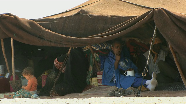 游牧的图阿雷格人在帐篷里，Merzouga，摩洛哥视频下载