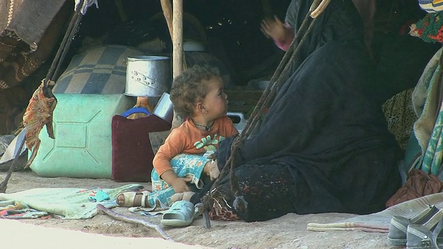 在摩洛哥Merzouga的帐篷里，一名带着孩子的游牧妇女视频下载
