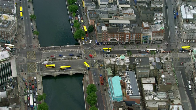 爱尔兰都柏林，奥康奈尔桥和利菲河的空中全景图视频素材
