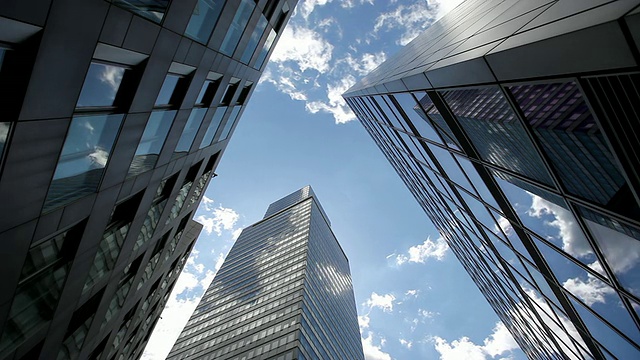 德国，科隆，北莱茵-威斯特法伦，办公大楼上空的云视频下载