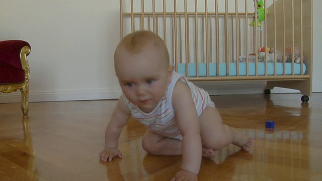 德国柏林，一个6-11个月大的女婴在镜头后爬过托儿所视频下载