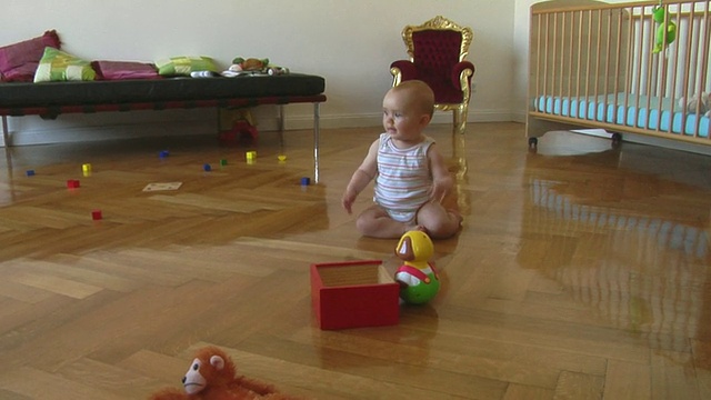 MS HA女婴(6-11个月)坐在婴儿室地板上拍手，德国柏林视频素材