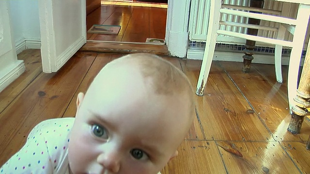德国柏林，6-11个月大的女婴在镜头后爬过门阶视频素材