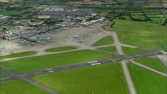 爱尔兰都柏林机场跑道上的飞机/飞机和终点站视频下载