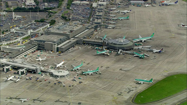 爱尔兰都柏林机场候机楼内的航拍全景飞机视频下载