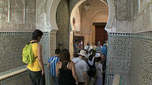 摩洛哥非斯，MS Visitors离开Madrasa Bouanania视频下载