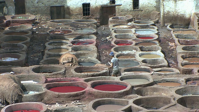 摩洛哥非斯的WS HA PAN羊毛干燥和染色皮革的石头容器视频素材