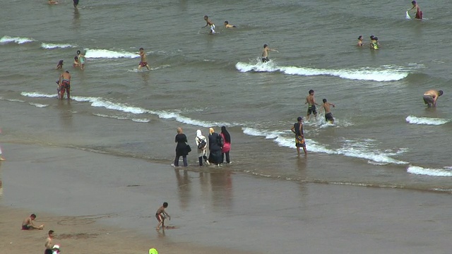 在摩洛哥拉巴特海滩度假的人视频下载