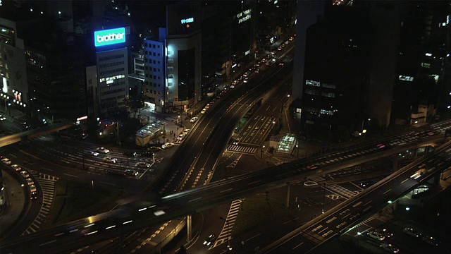 日本东京夜晚繁忙的街道视频素材