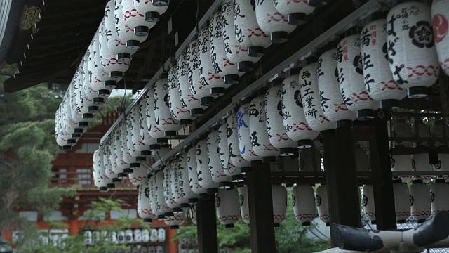 日本京都园八坂神社，一排排印有日本文字的白纸灯笼视频素材