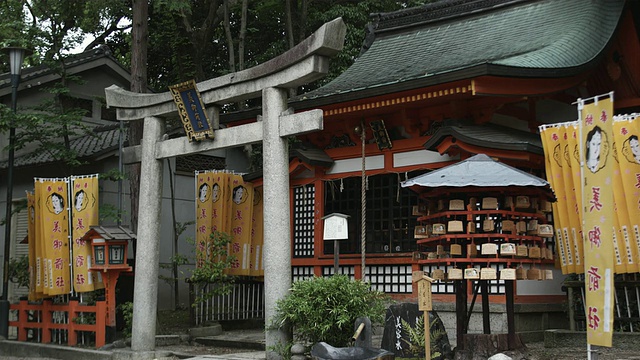 鸟居门和Ema牌匾在八坂神社，园，京都，日本视频下载
