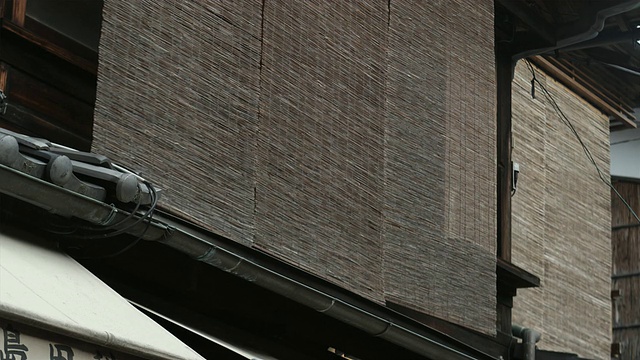 CU竹百叶窗悬挂在传统的房子窗户上，九坂，日本京都视频下载