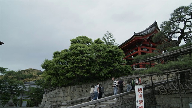 日本京都清水寺台阶上和天神门上的人们视频素材