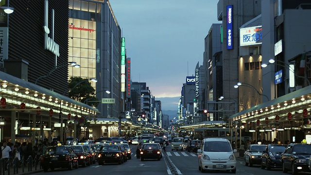 黄昏时分，日本京都Shijo-Dori大街上的交通状况视频素材