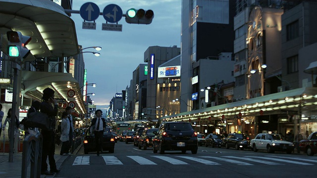 黄昏时分，日本京都Shijo-Dori大街上的交通状况视频素材