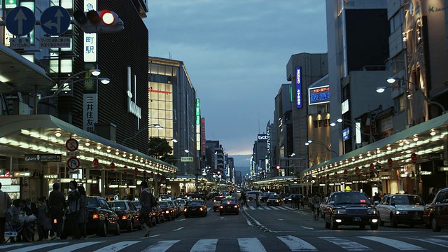 黄昏时分，日本京都，行人穿过Shijo-Dori街视频素材