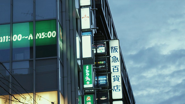 黄昏时分，日本京都Shijo-Dori街上的霓虹灯视频素材