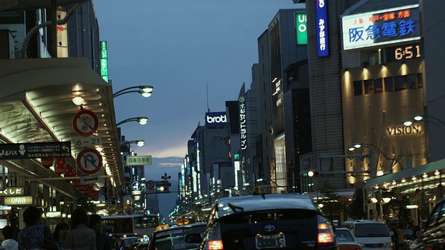 黄昏时分，日本京都Shijo-Dori大街上的交通视频素材