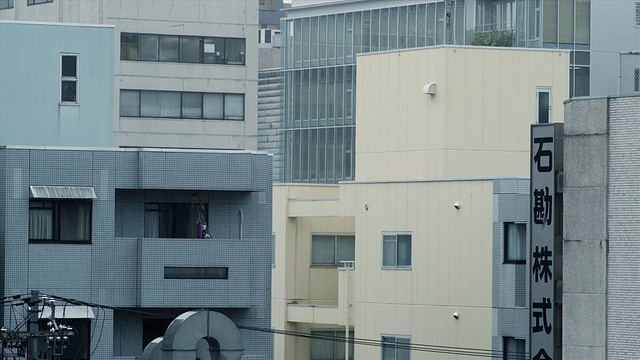雨中的MS现代公寓楼，京都，日本视频素材
