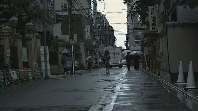 日本京都，人们撑着雨伞在雨中行走视频素材