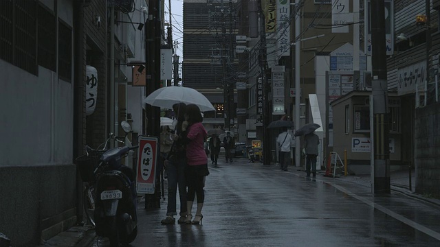 日本京都，人们撑着雨伞在雨中行走视频素材