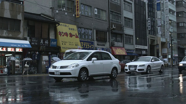 日本京都，下着雨的街道上堵车视频素材