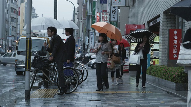 日本京都繁忙的雨街视频素材