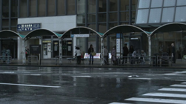 日本京都繁忙的雨街视频素材