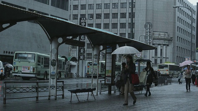 忙碌的雨中街道，京都，日本视频素材