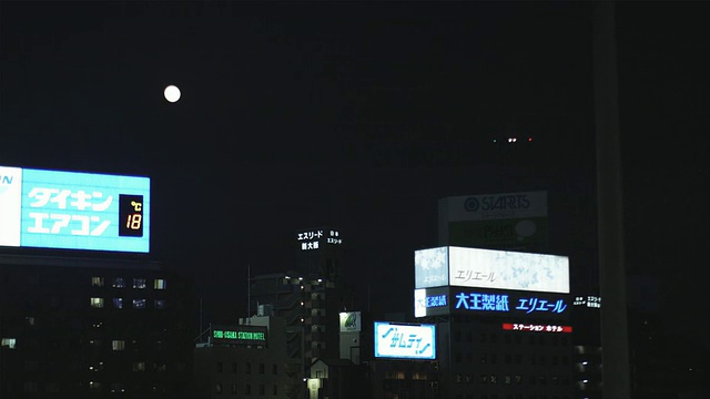 日本大阪，夜空中满月的霓虹灯和飞机视频素材