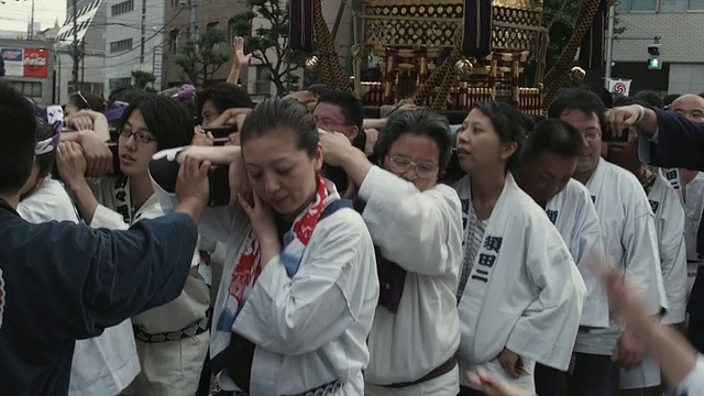 在神道节上，穿着传统服装的人们拿着mikoshi(便携式神道神社)，日本东京视频素材
