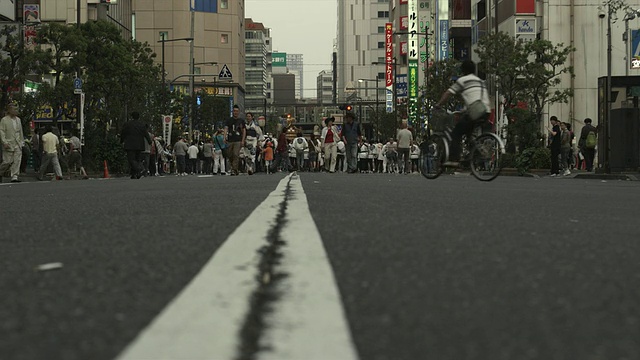 日本东京，人们在神田祭(神道节)的街道上视频素材
