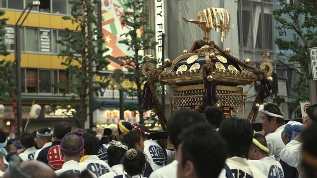 在神道节上，穿着传统服装的人们拿着mikoshi(便携式神道神社)，日本东京视频素材