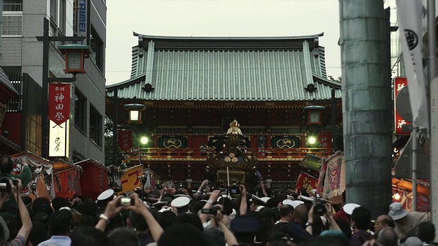 在神田祭(神道节)，神道神社的背景，日本东京，人们背着mikoshi(便携式神道神社)的后视图视频素材