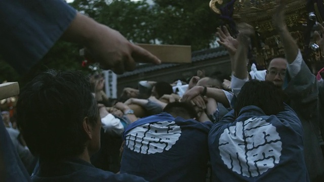 日本东京，神道节上，人们拿着mikoshi(便携式神道神社)视频素材