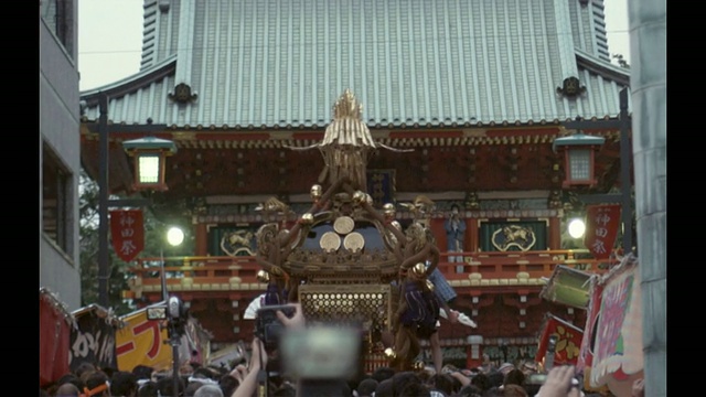 SLO MO CU在神田祭(神道节)，神道神社的背景，日本东京，人们背着三神(便携式神道神社)的后视图视频素材