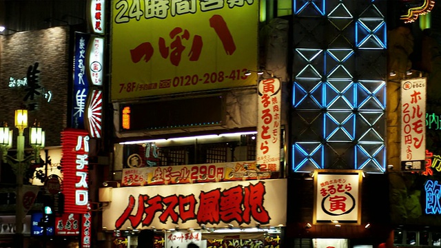日本东京，晚上在建筑物上点亮霓虹灯视频素材