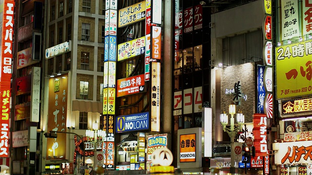 日本东京，夜间霓虹灯照亮建筑物视频素材