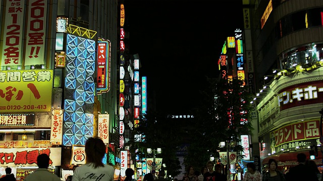 日本东京，夜晚灯火通明的繁华街道视频素材