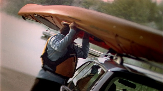 美国伊利诺斯州罗克福德，岩切州立公园，一名女子从车顶上拿皮艇视频下载