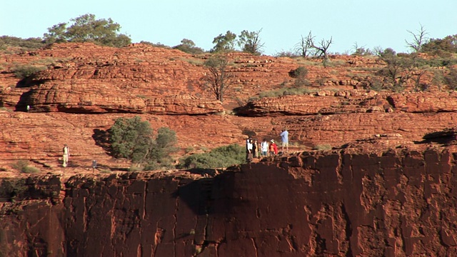 在澳大利亚北领地国王峡谷的岩层上的WS徒步旅行者视频素材